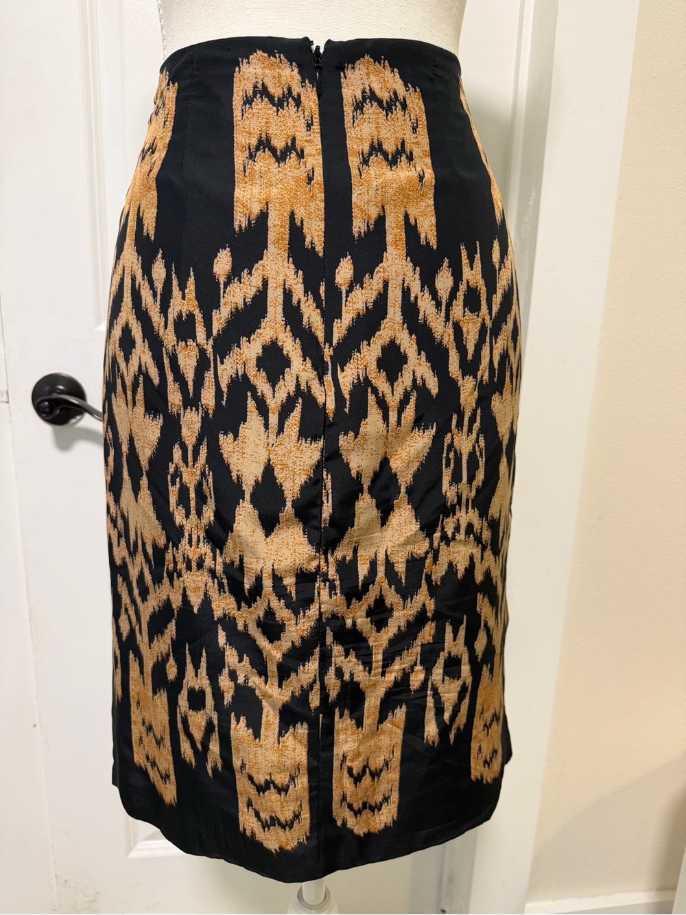 Natori Black and Gold Ikat-Style Pencil Skirt 100% Silk Natorious Professional